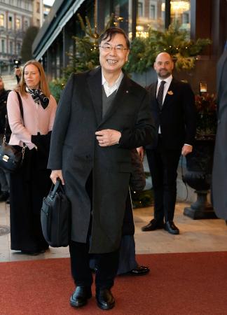 ストックホルムのホテルに到着した大阪大の坂口志文特任教授＝５日（共同）