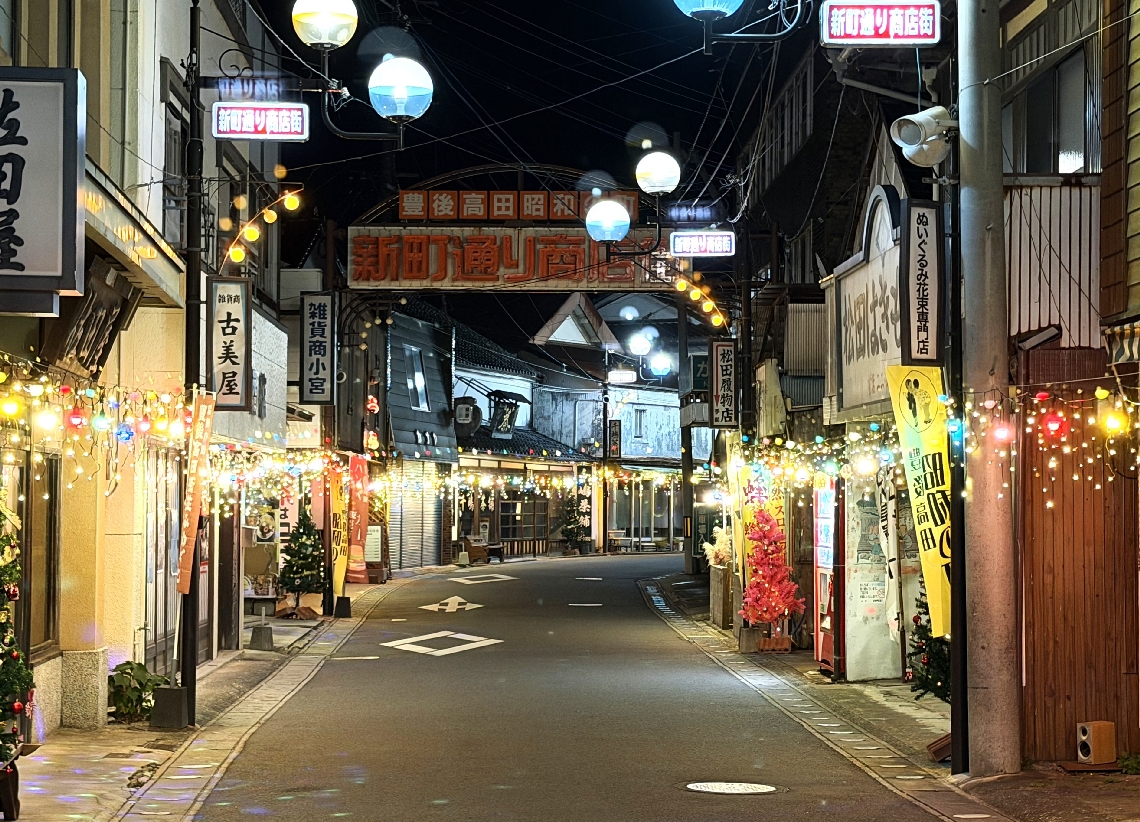 「豊後高田昭和のまち灯り」＝豊後高田昭和の町