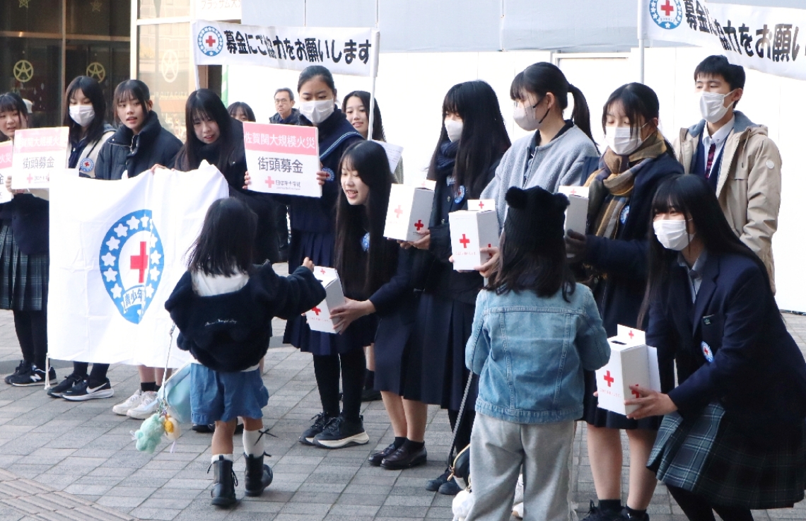 街頭で募金活動をする高校生＝６日、大分市要町