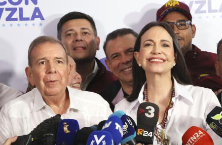 ベネズエラの首都カラカスで記者会見するマチャド氏（手前右）とゴンサレス氏（同左）＝２０２４年７月（共同）