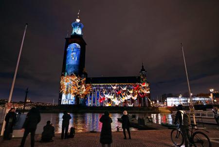 ノーベル平和賞受賞者をたたえる光のアート作品が映し出されたストックホルム市庁舎。２０２４年に受賞した被団協にちなみ、広島市の原爆ドームと折り鶴が投影された＝５日（共同）