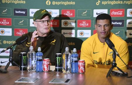 南アフリカ代表のエラスムス監督（左）＝１０月、ロンドン