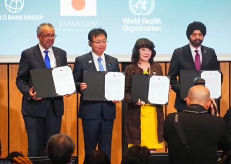 「ＵＨＣナレッジハブ」の設立に署名した（左から）テドロスＷＨＯ事務局長、上野厚労相、片山財務相、バンガ世銀総裁＝６日午前、東京都港区