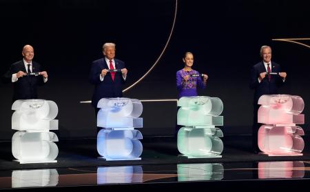 サッカーＷ杯北中米３カ国大会の組み合わせ抽選会に出席した（右から）カナダのカーニー首相、メキシコのシェインバウム大統領、トランプ米大統領。左端はＦＩＦＡのインファンティノ会長＝５日、米ワシントン（共同）