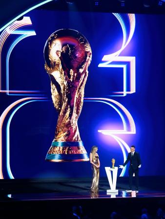 サッカーＷ杯北中米３カ国大会の組み合わせ抽選会で、トロフィーを返還した前回優勝国アルゼンチンのスカロニ監督（右）＝５日、米ワシントン（共同）