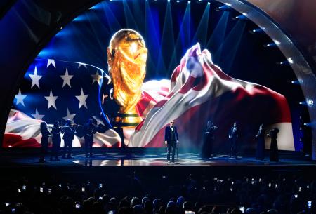 米ワシントンで開催されたサッカーＷ杯北中米３カ国大会の組み合わせ抽選会＝５日（共同）