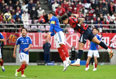 鹿島―横浜Ｍ　後半、ヘディングで自身２点目のゴールを決める鹿島・レオセアラ（右）＝メルスタ