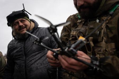 ウクライナ東部ドネツク州で無人機を扱う訓練をするウクライナ兵＝昨年１２月（ゲッティ＝共同）