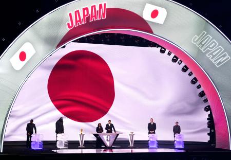 サッカーＷ杯北中米３カ国大会の組み合わせ抽選会が行われ１次リーグＦ組に入った日本＝５日、米ワシントン（共同）