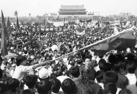 １９８９年５月４日、北京の天安門広場で集会をする学生ら