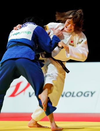 女子５２キロ級決勝　坪根菜々子（左）を破って優勝した阿部詩＝東京体育館