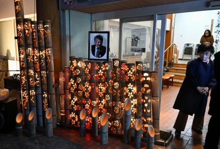 中村哲医師の追悼行事で明かりがともされた竹灯籠＝６日夕、福岡県大牟田市