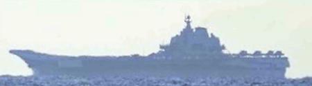 中国海軍の空母「遼寧」（防衛省統合幕僚監部提供）