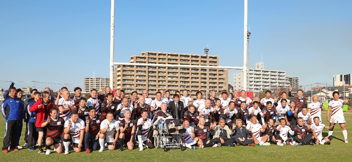 ３度目の対戦に臨む大分舞鶴と天理のＯＢら＝６日、大分市新春日町の豊後企画フィールド