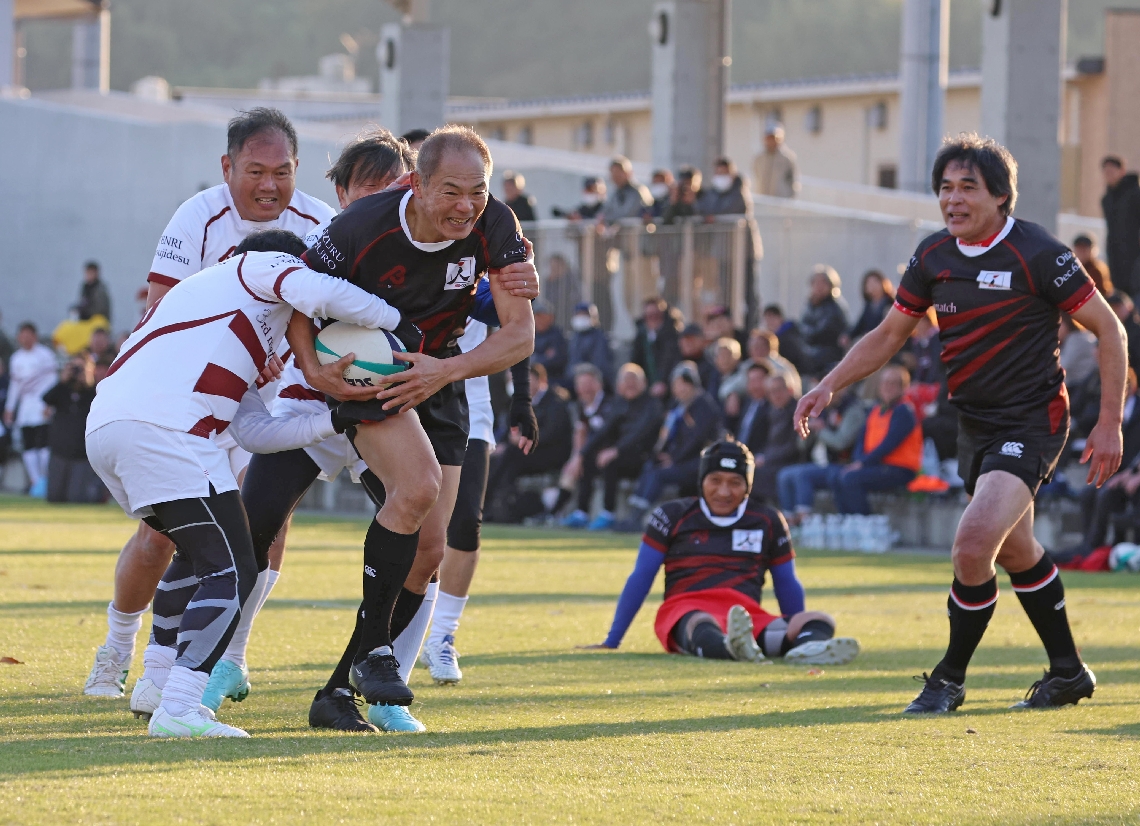 後半、力強く突進する大分舞鶴ＯＢ