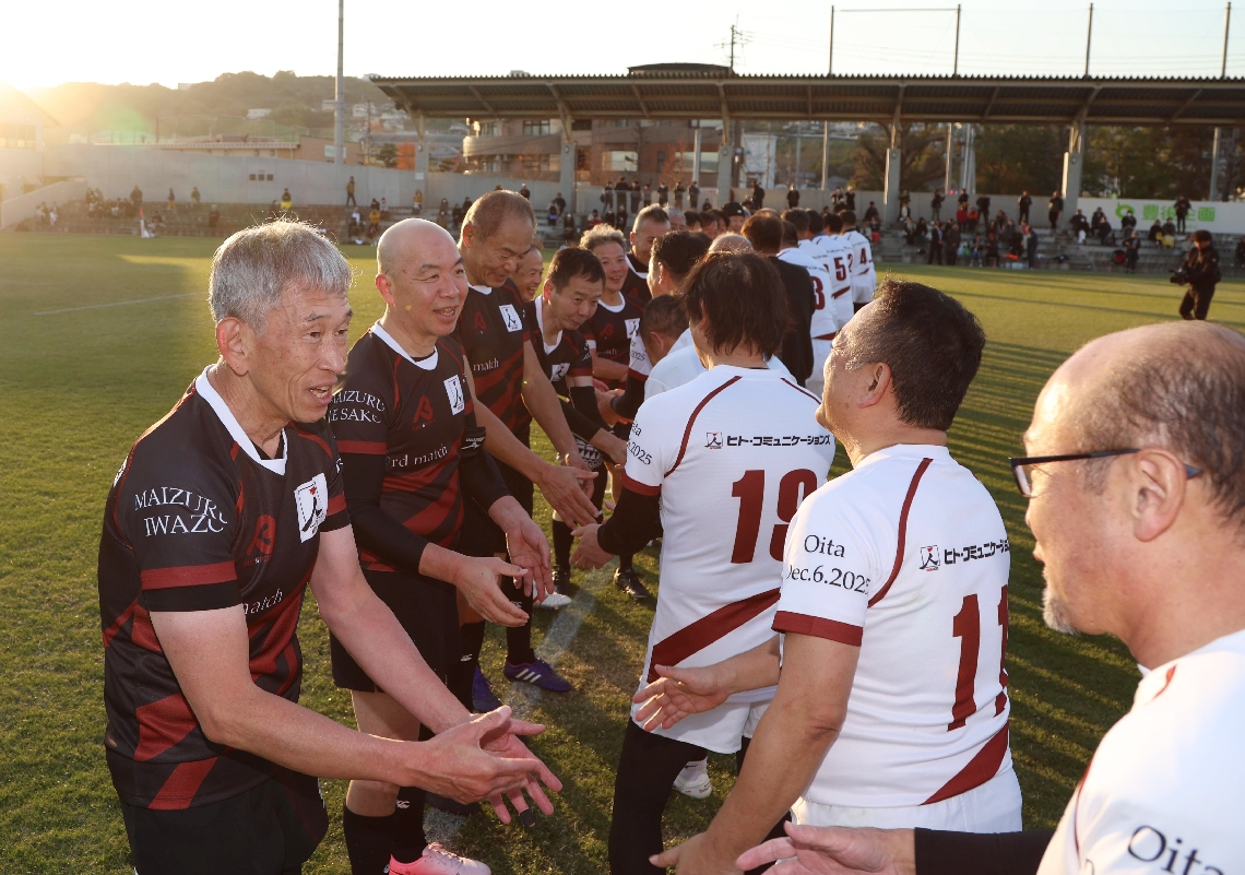 ３度目のノーサイド後、笑顔で握手をかわす大分舞鶴（左側）と天理（右側）のＯＢら
