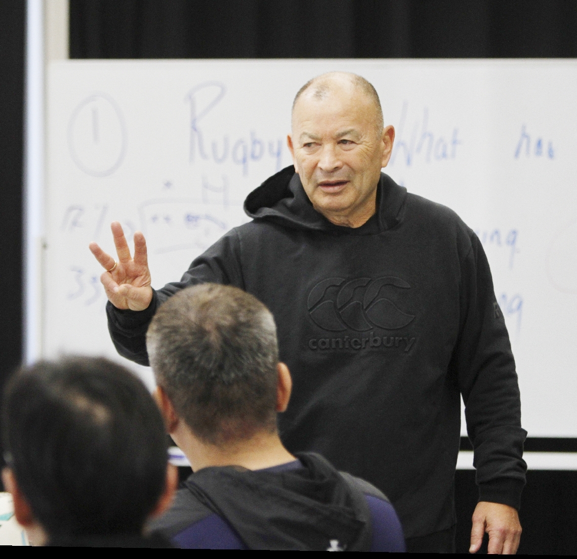 指導者セミナーで参加者の質問に答えるジョーンズ監督