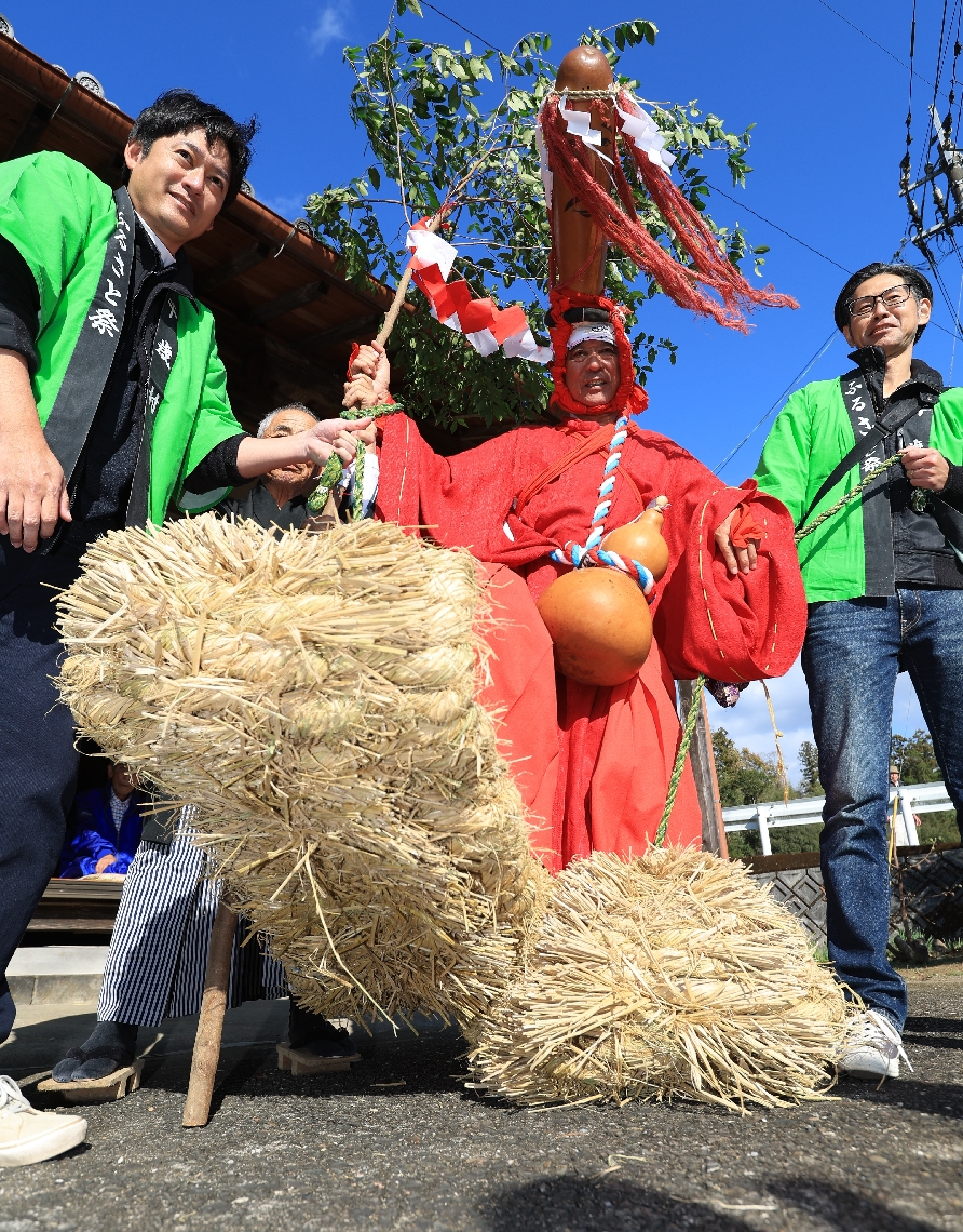 大きなわらじを履いたひょうたん様＝７日、豊後大野市千歳町