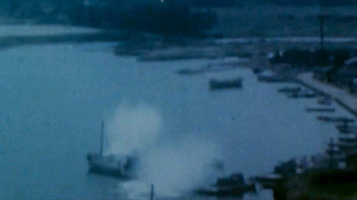 太平洋戦争の資料を収集・調査している宇佐市の「豊の国宇佐市塾」は７日、国東市の安岐漁港で米軍機の機銃掃射を受ける小型船舶の映像を新たに公開した＝豊の国宇佐市塾提供