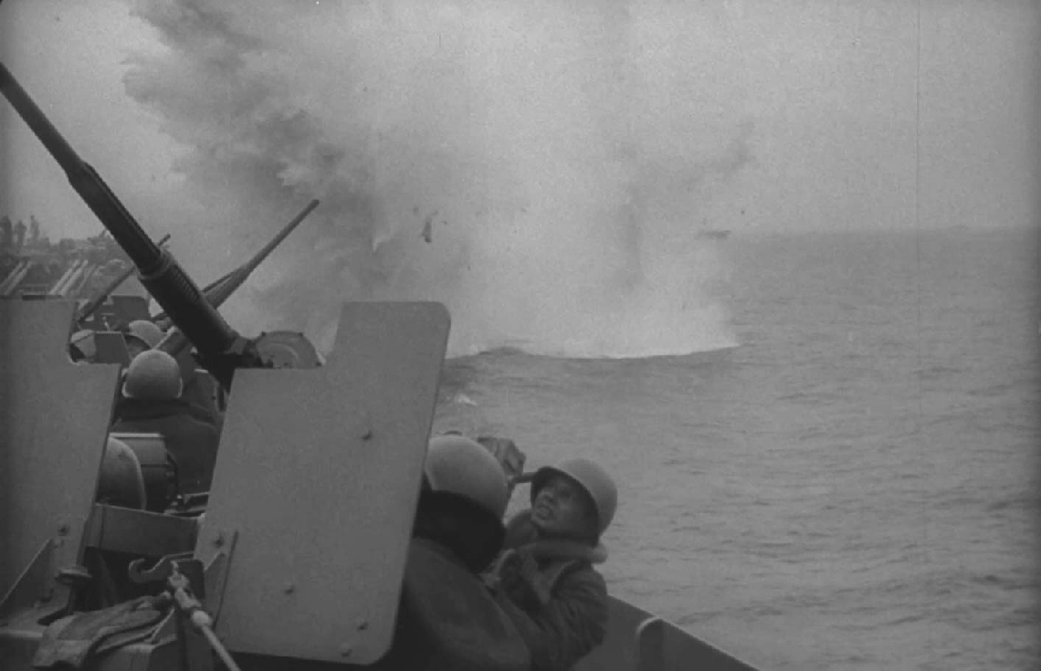 日本軍の艦上爆撃機「彗星」が米軍空母「ヨークタウン」のそばに墜落し、搭載していた爆弾がさく裂した瞬間＝豊の国宇佐市塾提供