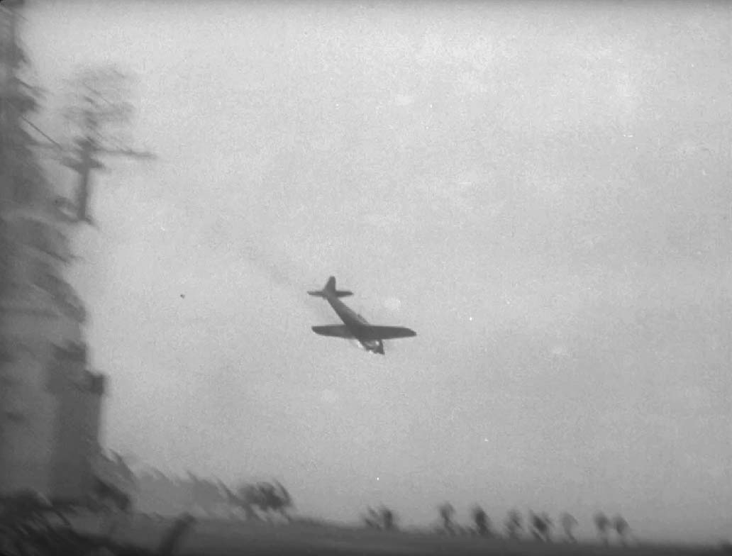 ヨークタウンの近くに墜落する彗星＝豊の国宇佐市塾提供