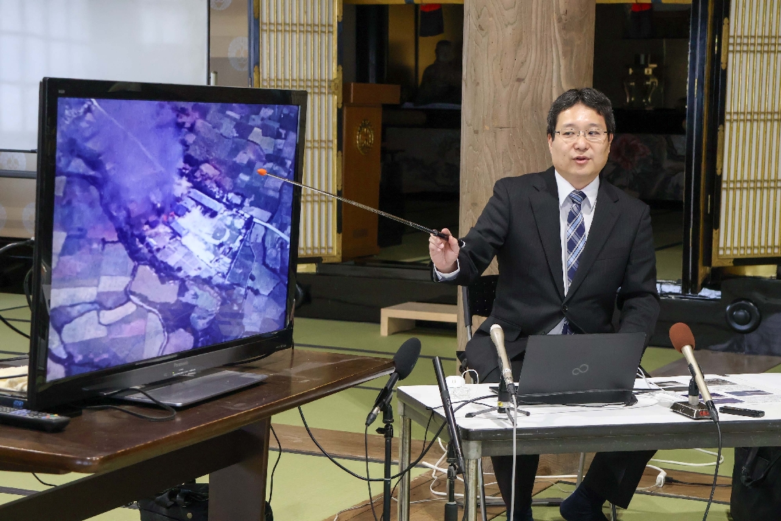 解析した映像を説明する豊の国宇佐市塾の織田祐輔さん＝宇佐市森山の教覚寺