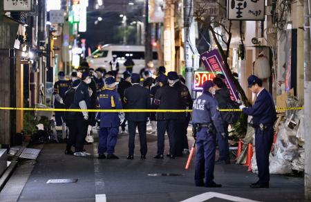 赤ちゃんの頭部のようなものが見つかった現場の雑居ビル付近に集まる警視庁の捜査員ら＝６日午後１１時５１分、東京都墨田区