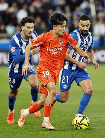 アラベス戦で攻め込むレアル・ソシエダードの久保（中央）＝ビトリア（共同）