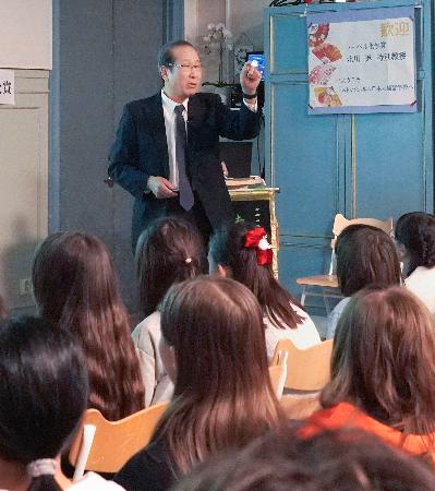 ストックホルムの日本人補習学校で講演する京都大特別教授の北川進さん＝６日（共同）