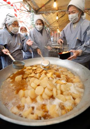 京都市上京区の千本釈迦堂で始まった冬の風物詩「大根だき」＝７日午前