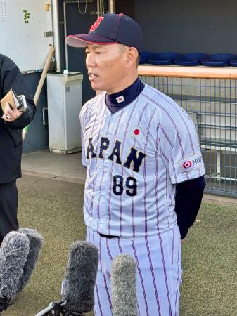取材に応じる野球日本代表の井端弘和監督＝さいたま市