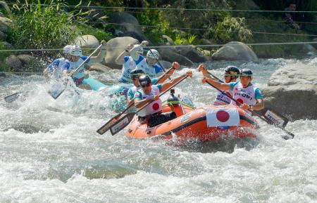 マレーシアで行われたラフティングの世界選手権の男子オープン部門で激流を下る日本代表チーム＝３日（提供写真・共同）
