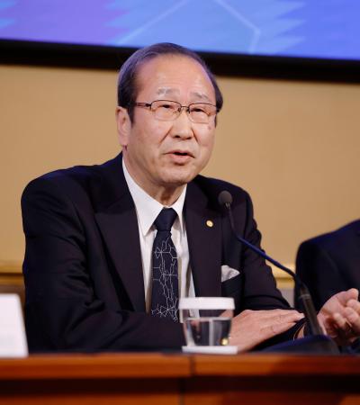 公式記者会見で質問に答えるノーベル化学賞の北川進・京都大特別教授＝７日、ストックホルム（共同）