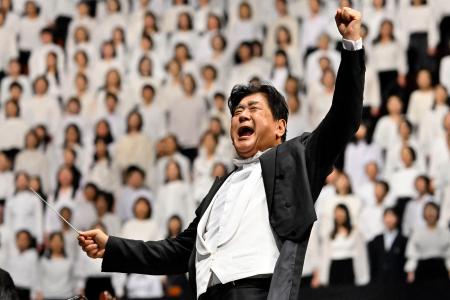 「サントリー１万人の第九」で指揮をする佐渡裕さん＝７日午後、大阪市中央区（（Ｃ）ＭＢＳ／サントリー１万人の第九）