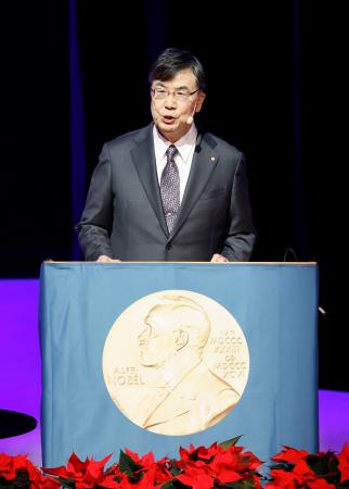 ノーベル賞受賞の記念講演をする坂口志文・大阪大特任教授＝７日、ストックホルムのカロリンスカ研究所（共同）