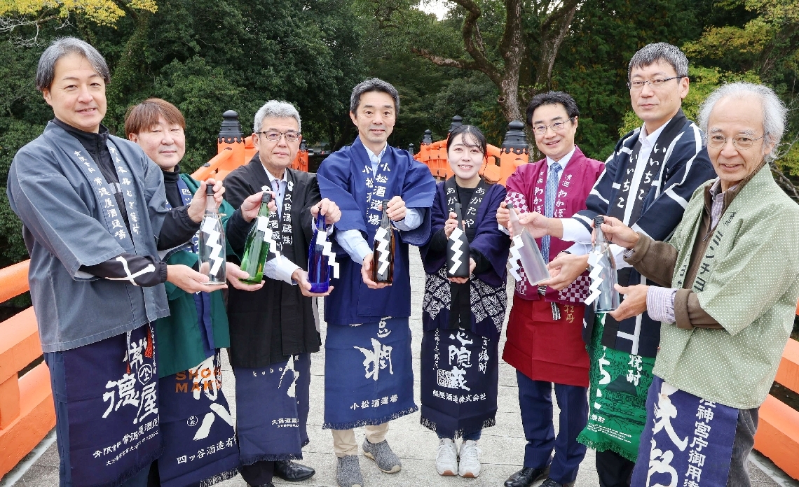 各蔵の仕込み水を手に共同醸造酒造りへ意気込むＪＹＯＫＫＡＳ∞のメンバー＝宇佐市の宇佐神宮