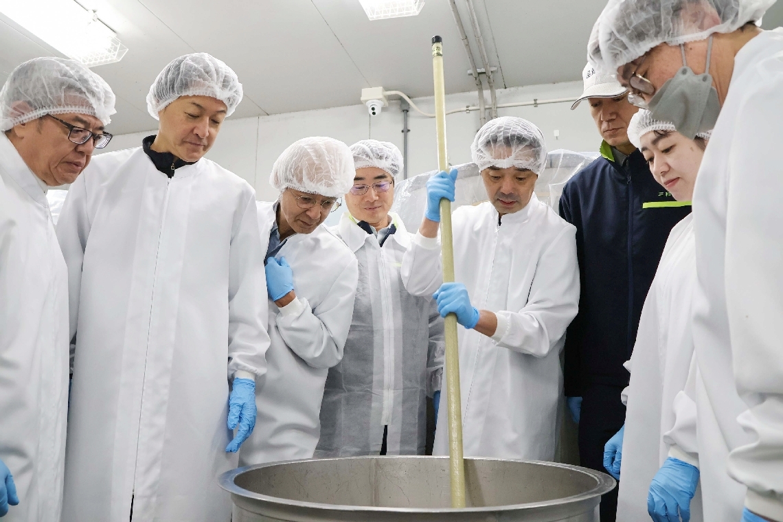 協力して共同醸造酒の仕込み作業をするＪＹＯＫＫＡＳ∞のメンバー