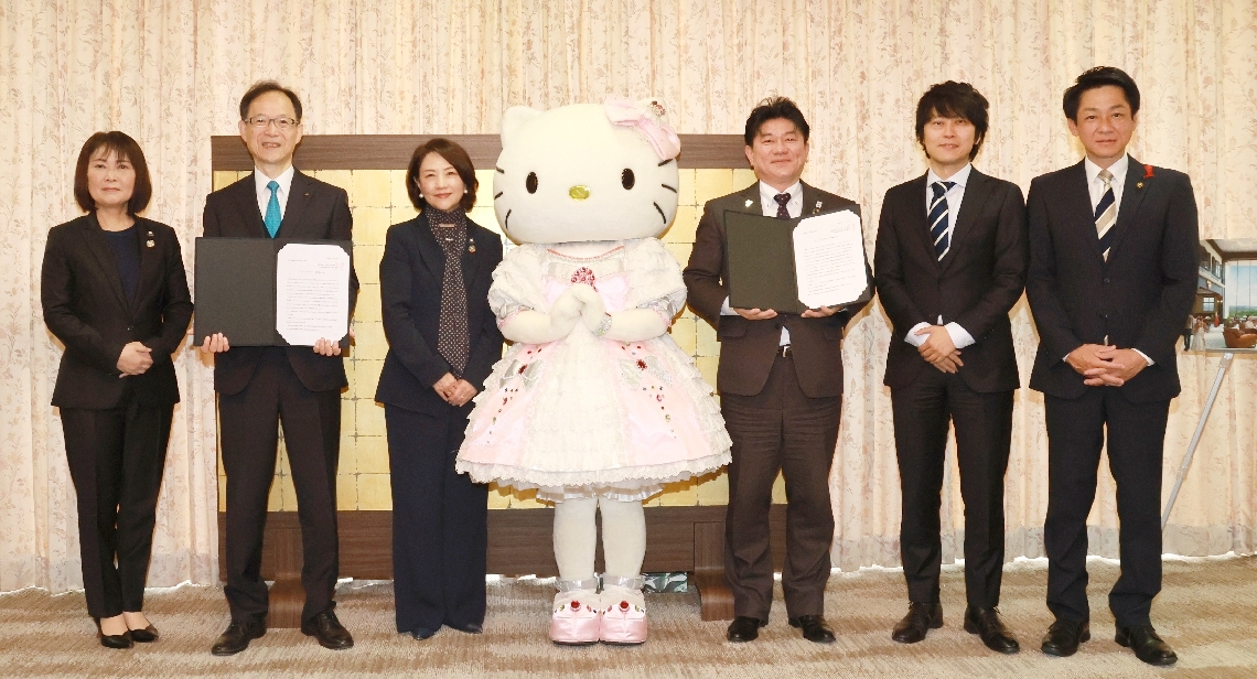 ハーモニーランドのリゾート化構想を発表した小巻亜矢社長（左から３人目）＝８日、県庁