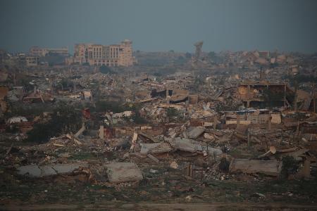 イスラエル軍の攻撃で破壊されたガザ北部ガザ市の町並み＝４日（ゲッティ＝共同）