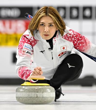 女子１次Ｌ　オーストラリア戦の第２エンド、ショットを放つ吉村＝ケロウナ（共同）