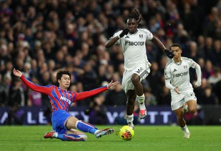 フラム戦にフル出場したクリスタルパレスの鎌田大地（左）＝７日（アクションイメージズ・ロイター＝共同）