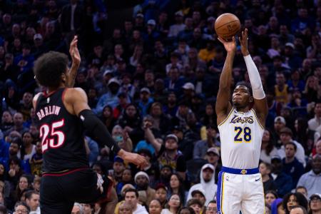 １７得点、６リバウンドだったレーカーズの八村塁（右）＝７日（ＡＰ＝共同）