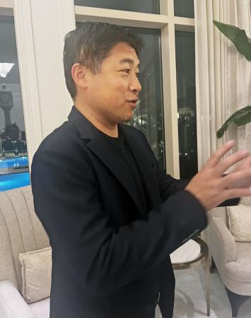 取材に応じる、カブス・今永の代理人を務めるオクタゴン社の長谷川嘉宣アジア統括本部長＝７日、オーランド（共同）