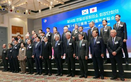 「日韓商工会議所首脳会議」で記念撮影する出席者。前列左から７人目が日本商工会議所の小林健会頭、同６人目が大韓商工会議所の崔泰源会長＝８日、韓国・済州島（共同）