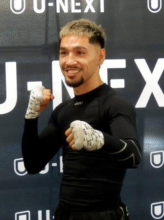 笑顔で撮影に応じるＷＢＯフライ級王者のアンソニー・オラスクアガ＝８日、東京都新宿区の帝拳ジム