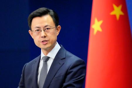 記者会見する中国外務省の郭嘉昆副報道局長＝８日、北京（共同）