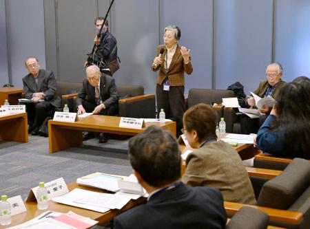 国会内で開かれた集会で発言する「全国空襲被害者連絡協議会」の河合節子さん（奥右から２人目）＝８日午後