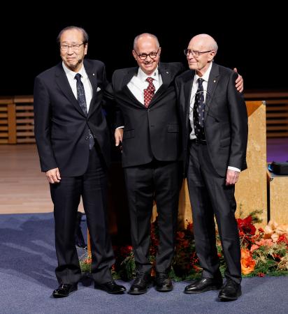 ノーベル化学賞の受賞記念講演を終えた、（左から）北川進・京都大特別教授、共同受賞者のオマー・ヤギーさんとリチャード・ロブソンさん＝８日、ストックホルム（共同）