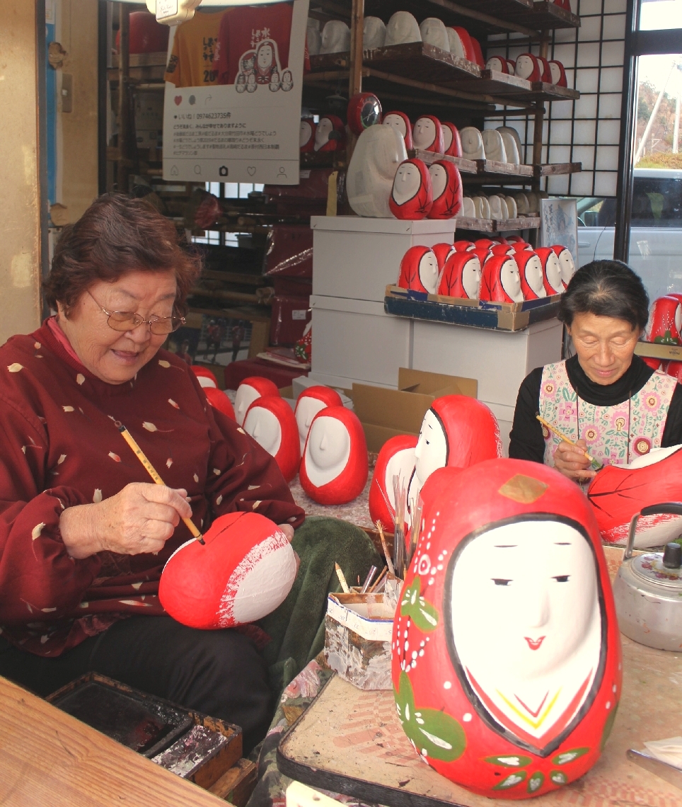 竹田市の伝統工芸品「姫だるま」の製作を進める後藤明子さん（左）と久美子さん＝竹田市吉田