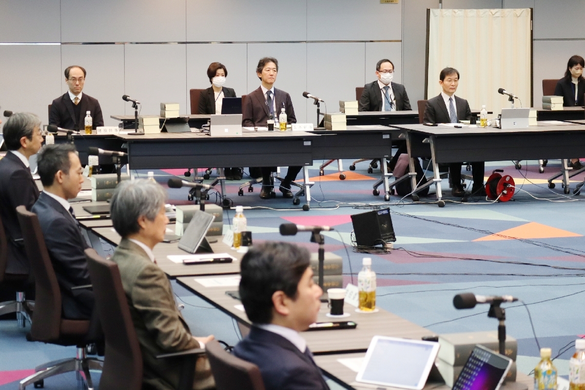 法制審議会刑事法部会に出席した委員ら＝９日、東京・霞が関